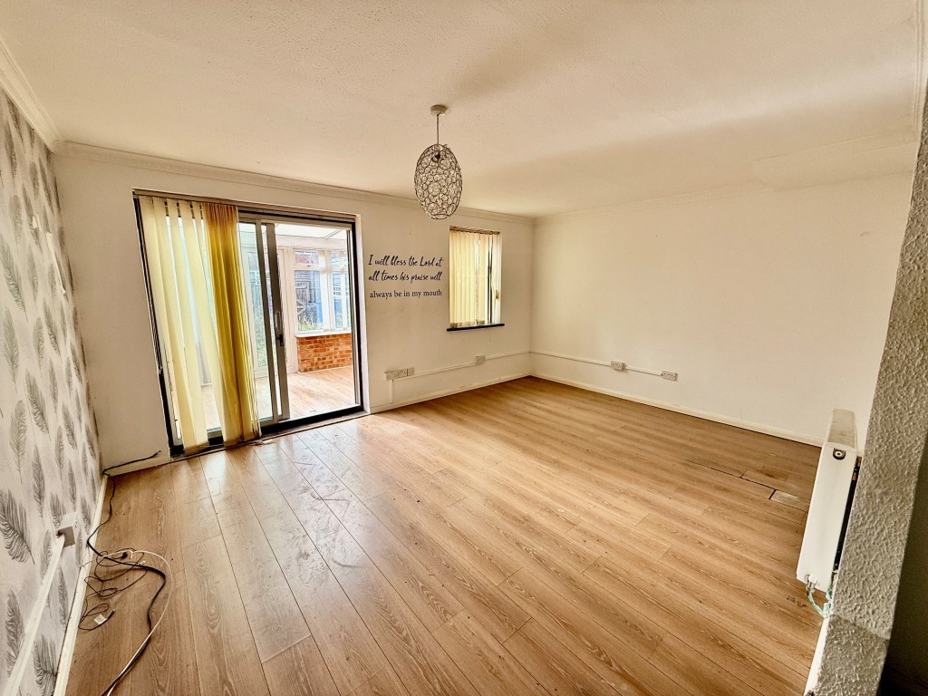 Lot: 59 - THREE-BEDROOM HOUSE FOR IMPROVEMENT - Living room